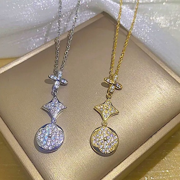 Gold Flour Leaf Clover Cubic Zircon Necklace - Picture 6 of 6